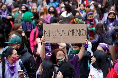 Una mujer levanta una pancarta durante una marcha feminista.
 MAURICIO DUEÑAS CASTAÑEDA (EFE)