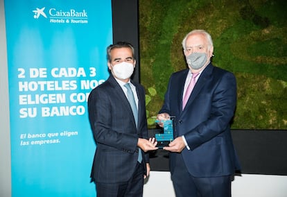 La Asociación Empresarial Hotelera de Madrid (AEHM) ha recibido el premio Hotels & Tourism de Caixabank en Madrid a la mejor iniciativa institucional, en reconocimiento a su defensa del turismo en la comunidad durante la pandemia.