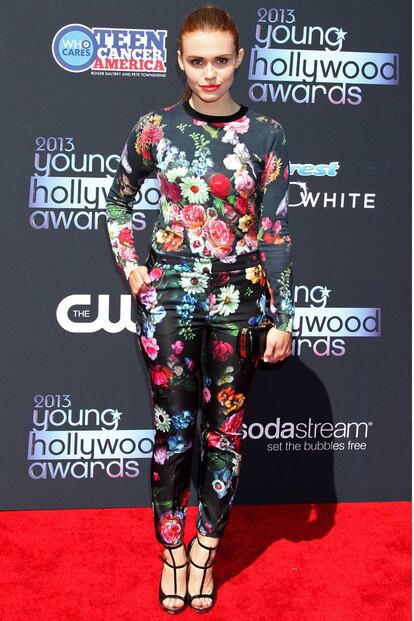 Holland Roden con look total floreado de Ted Baker, sandalias de Brian Atwood y clutch de Rachel Zoe. Todo un acierto.