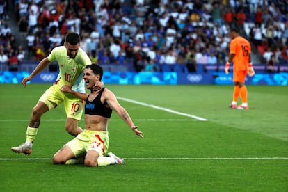 Sergio Camello y Álex Baena celebran el quinto gol de la selección española.