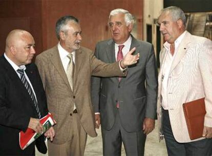 Pastrana (UGT), Grinán, Herrero (CEA) y Carbonero (CC OO), ayer en la sede de Economía.