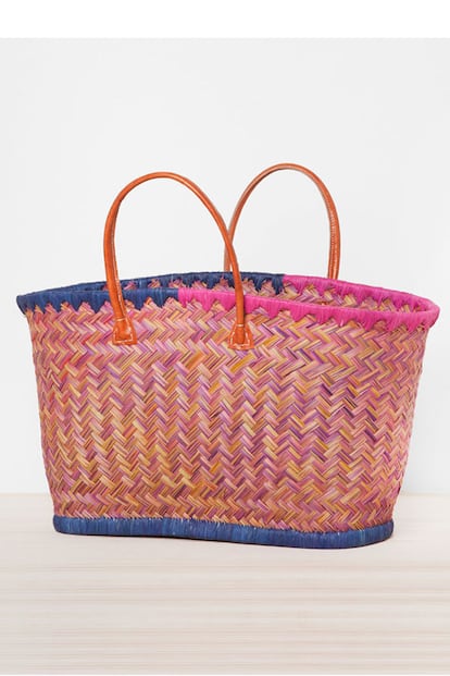 Oysho nos propone esta cesta de rafia de colores. Su precio rebajado: 16,99 euros.