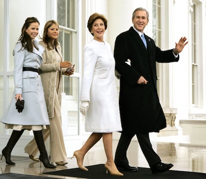 El presidente George W. Bush y la primera dama Laura Bush, acompañados de sus hijas Barbara (izquierda) y Jenna,  salen de la Casa Blanca hacia el Capitolio, donde tomará el juramento para su segundo mandato el 20 de enero de 2005.