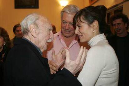De izquierda a derecha, Francisco Ayala, Mario Vargas Llosa y Aitana Sánchez-Gijón.