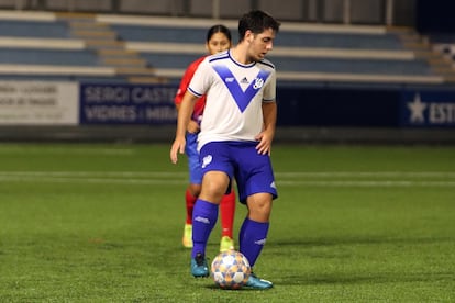 Álex Alcaide controla el balón con una rival de fondo.