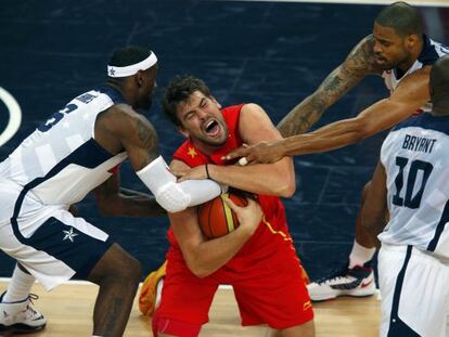 Marc Gasol protege el bal&oacute;n ante los estadounidenses Lebron James (izda.) y Tyson Chandler, en presencia de Kobe Bryant, en la final de baloncesto de los Juegos de Londres.