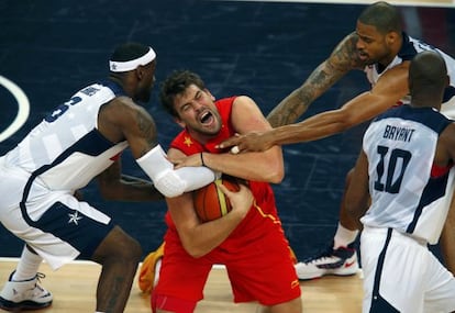 Marc Gasol protege el bal&oacute;n ante los estadounidenses Lebron James (izda.) y Tyson Chandler, en presencia de Kobe Bryant, en la final de baloncesto de los Juegos de Londres.