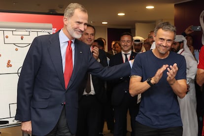 El rey Felipe VI  felicita al seleccionador español, Luis Enrique, tras el partido este miércoles en el estreno de la Selección contra Costa Rica en el Mundial de fútbol de Qatar 2022 en el estadio Al Thumama de Doha. 
