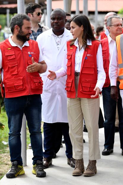 La Reina Letizia, con unas Panama Jack en su viaje a Mozambique.