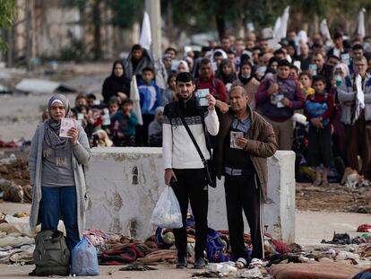 Decenas de palestinos esperaban para abandonar el norte de Gaza el miércoles, a través de un corredor humanitario.