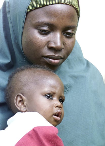 Amina Lawal, la mujer nigeriana que se salvó de morir lapidada por adulterio y su hija Wasila, fotografiadas en Abuja.