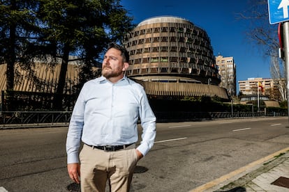 Antonio Rico, policía local denunciante de corrupción frente a la sede del Tribunal Constitucional.