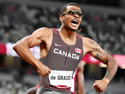 Andre De Grasse, de Canadá, celebra su oro en los 200m lisos en el Estadio Olímpico de Tokio.