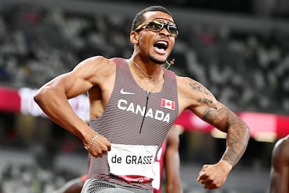 Andre De Grasse, de Canadá, celebra su oro en los 200m lisos en el Estadio Olímpico de Tokio.