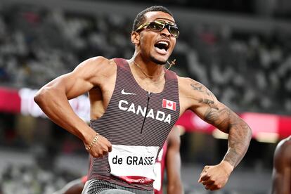 Andre De Grasse, de Canadá, celebra su oro en los 200m lisos en el Estadio Olímpico de Tokio.