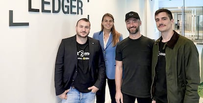 De izquierda a derecha, Marcelo Moscatelli, director de ventas en; Alex Zinder, VP Business Solutions en Ledger Enterprise; Lorena Chamorro Wolters, responsable de relaciones en EMEA para Ledger Enterprise y Andreei Manuel, co-fundador Bit2me