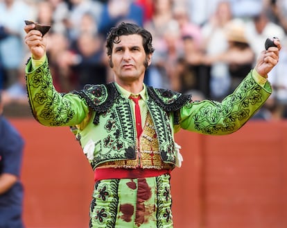 El diestro Morante de la Puebla tras cortar dos orejas durante el decimotercer festejo de abono de la pasada Feria de Abril, celebrado en la Maestranza de Sevilla.