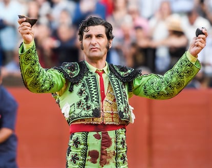 El diestro Morante de la Puebla tras cortar dos orejas durante el decimotercer festejo de abono de la pasada Feria de Abril, celebrado en la Maestranza de Sevilla.