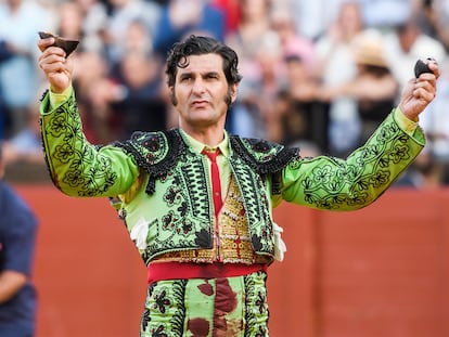 El diestro Morante de la Puebla tras cortar dos orejas durante el decimotercer festejo de abono de la pasada Feria de Abril, celebrado en la Maestranza de Sevilla.