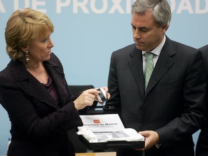 Esperanza Aguirre, cuando era presidenta de la Comunidad de Madrid, y el entonces juez decano José Luis González Armengol, en un acto en 2004.