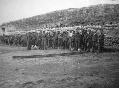 Presos republicanos junto a la muralla romana de d'Empúries, Girona, en 1940.