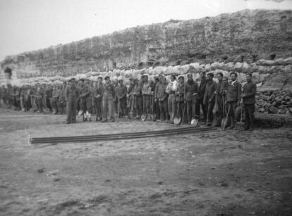 Presos republicanos junto a la muralla romana de d&#039;Emp&uacute;ries, Girona, en 1940. 