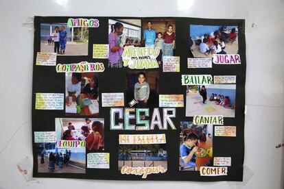 En la clase de la profesora están colocados todos los trofeos de sus niños: tiovivos de cartón y muñequitos que van con pilas, ruletas de las sílabas tónicas, títeres caseros y coronas con el abecedario. “No dejé que su formación fuera únicamente completar un libro”, cuenta. Esta profesora multigrado, enseñaba en el mismo grupo a 25 alumnos de primero a sexto de primaria y en su metodología hay varios guiños a María Montessori: “Todos los niños tienen derecho a la mejor calidad educativa. Seas de la Ciudad de Guatemala como de la aldea de Coxopur”.