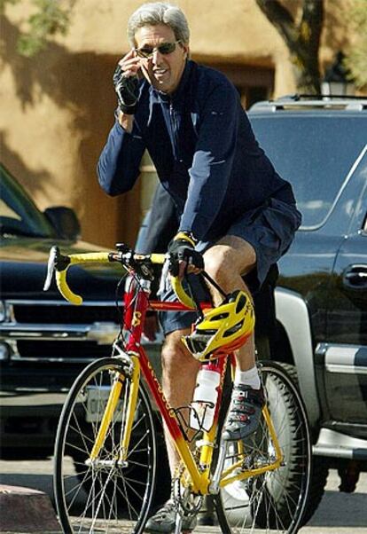 Kerry, durante su paseo en bicicleta por Santa Fe, Nuevo Mxico.