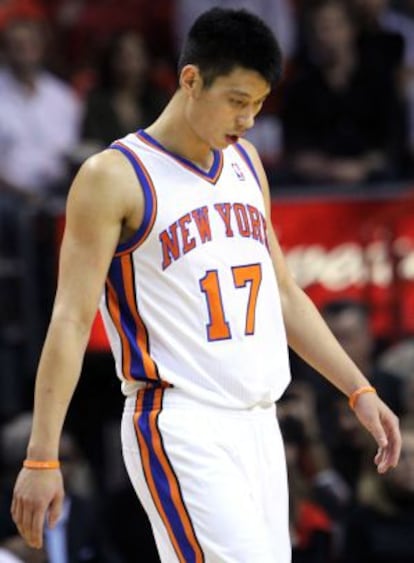 El jugador de los Lakers Jeremy Lin sale de la cancha en el encuentro contra los Miami Heat.