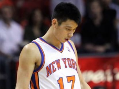 El jugador de los Lakers Jeremy Lin sale de la cancha en el encuentro contra los Miami Heat.