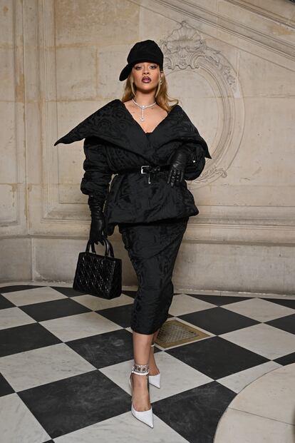 Rihanna no quiso faltar al desfile de Christian Dior para el que optó por hacer suyas las prendas de la ‘maison’ con este estilismo inolvidable.