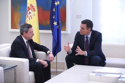 El presidente del Gobierno, Pedro Sánchez, en una reunión en La Moncloa con Mario Draghi en febrero de 2019.