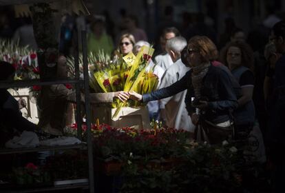 Una mujer compra una rosa en la mañana de Sant Jordi.