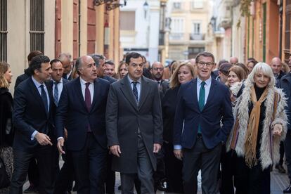 El presidente del PP, Alberto Núñez Feijóo (segundo por la derecha), acompañado del presidente de la Junta de Andalucía, Juanma Moreno (centro), el candidato a la alcaldía de Cádiz por el PP, Bruno García (izquierda), el alcalde de Algeciras, José Ignacio Landaluce (segundo por la izquierda), y la presidenta de la Autoridad Portuaria de la Bahía de Cádiz, Teófila Martínez, camino del Oratorio de San Felipe Neri en Cádiz. 