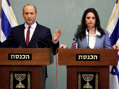 El ministro de Educación de Israel, Naftali Bennett, en su comparecencia junto a la ministra de Justicia, Ayelet Shaked.