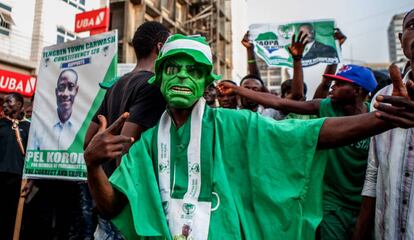 Simpatizante del SLPP, el partido que actualmente se encuentra en la oposición, durante un acto de la campaña preelectoral de su partido.