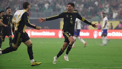 Edson Álvarez celebra su gol, el 2-1, frente a Estados Unidos.