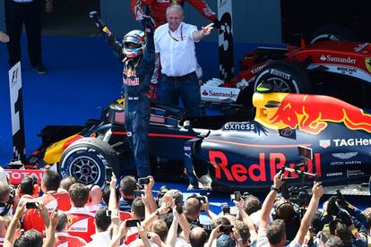 El Pais. Digital. Montmelo  15/5/16 - Circuit de Montmelo. Gran Premio de Espaaña Pirelli 2016 de Formula 1. Verstappen celebra la victoria - (c) Vicens Gimenez