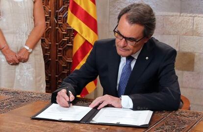 Artur Mas firma el decreto de convocatoria electoral para el 27 de septiembre