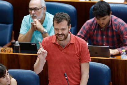 El diputado de Más Madrid, Pablo Padilla, durante su intervención en la que llamó "facha" a Ayuso.