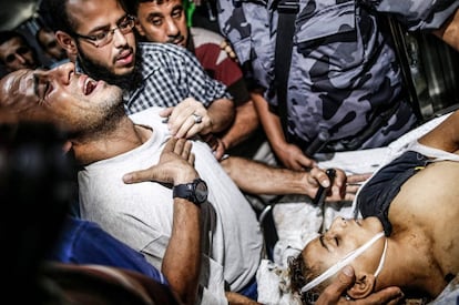 El padre de un joven fallecido, durante los enfrentamientos con el ejército israelí en la valla fronteriza de Gaza, llora frente a su cuerpo en el hospital al-Shifa de Gaza, el 6 de septiembre.