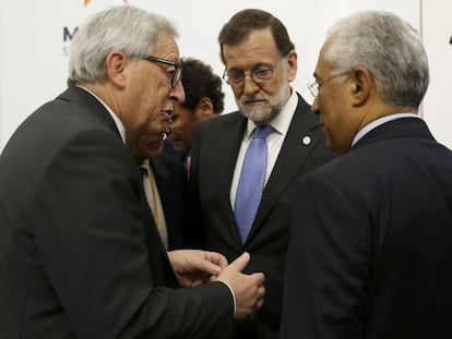 Jean Claude Juncker, presidente de la UE, con Mariano Rajoy y Antonio Costa, primer ministro de Portugal, el pasado 3 de febrero en Malta.