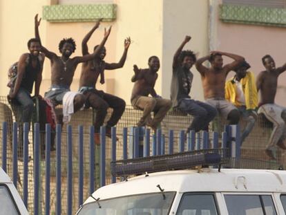 Un grupo de inmigrantes, en la valla de Melilla.