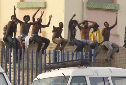 Un grupo de inmigrantes, en la valla de Melilla.