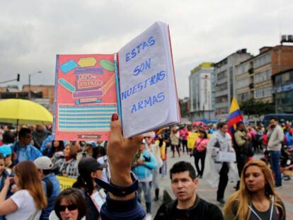 En junio, cientos de maestros y alumnos participan en una marcha para reclamar mejores condiciones laborales en Bogot&aacute; (Colombia). 
 