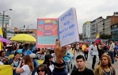 En junio, cientos de maestros y alumnos participan en una marcha para reclamar mejores condiciones laborales en Bogotá (Colombia).