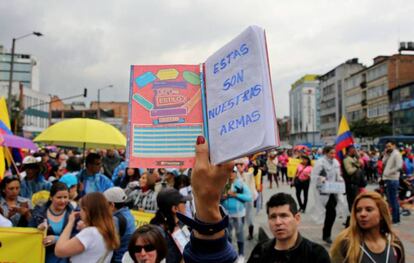 En junio, cientos de maestros y alumnos participan en una marcha para reclamar mejores condiciones laborales en Bogot&aacute; (Colombia). 
 