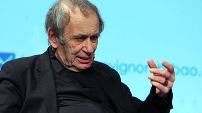 Vito Acconci en una charla en 2004 en Bilbao.