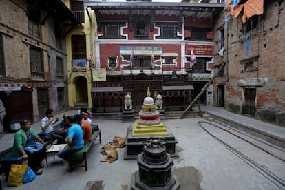 En Bhaktapur han limpiado un poco las calles y han apilado los escombros, pero no se ha empezado a reconstruir ni una vivienda, ni una de las docenas de templos. Esta ciudad fue capital del reino entre los siglos XII y XV, y es visitada cada año por decenas de miles de turistas.