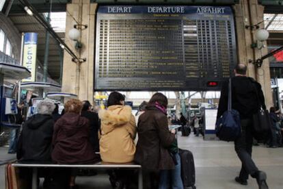 Viajeros en la estación del Norte de París aguardan hoy la salida de su tren.